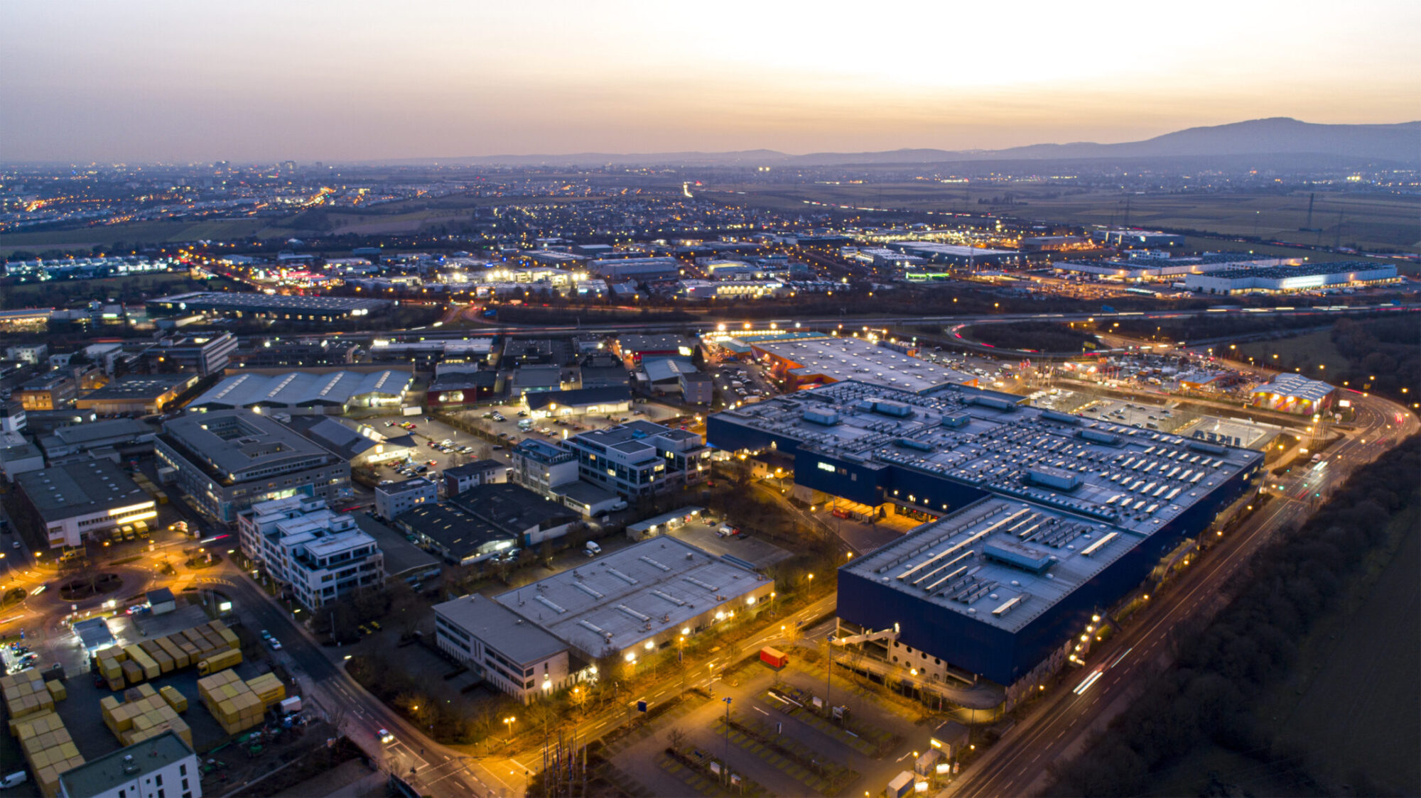 Industriepark in der Abenddämmerung