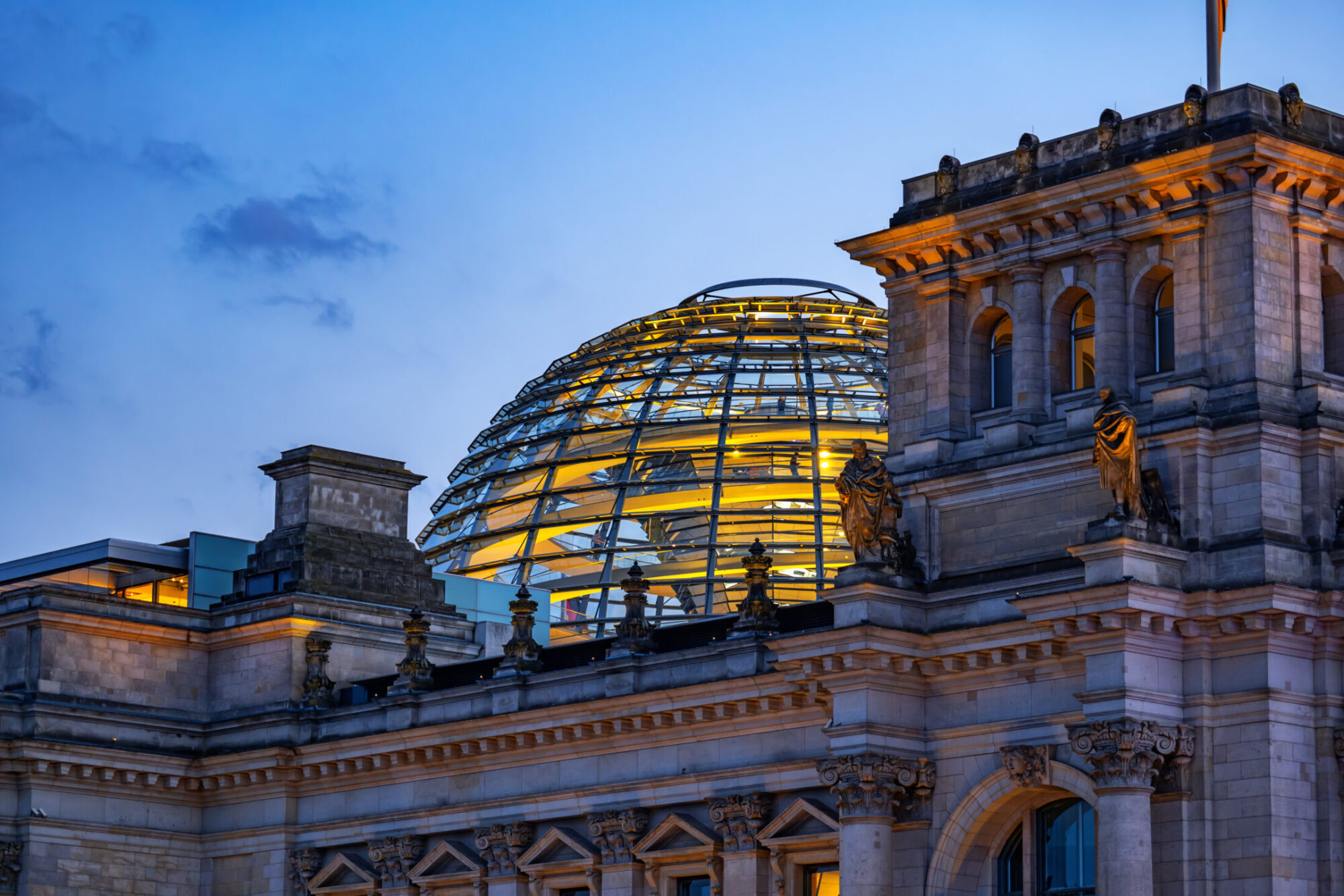 Reichtagskuppel in der Abenddämmerung