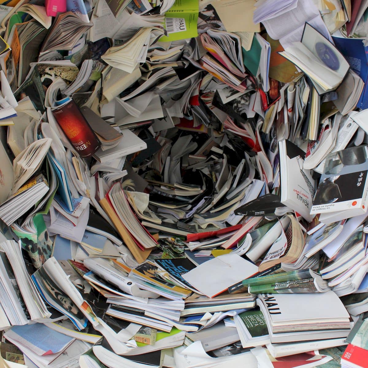 Dokumente fliegen überall herum